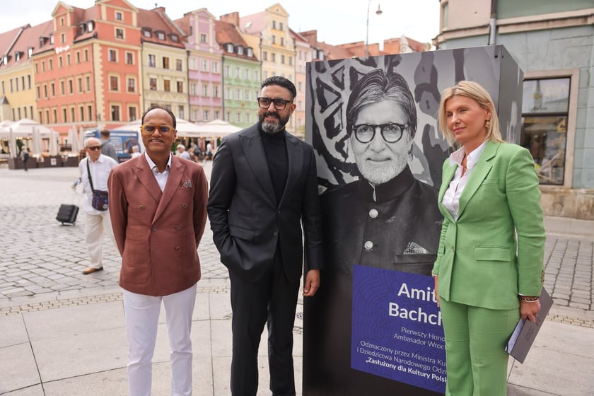 Uroczystość odsłonięcia tablicy na cześć Amithaba Bachchana przez jego syna Abhisheka Bachchana u zbiegu ul. Kuźniczej i Wita Stwosza
