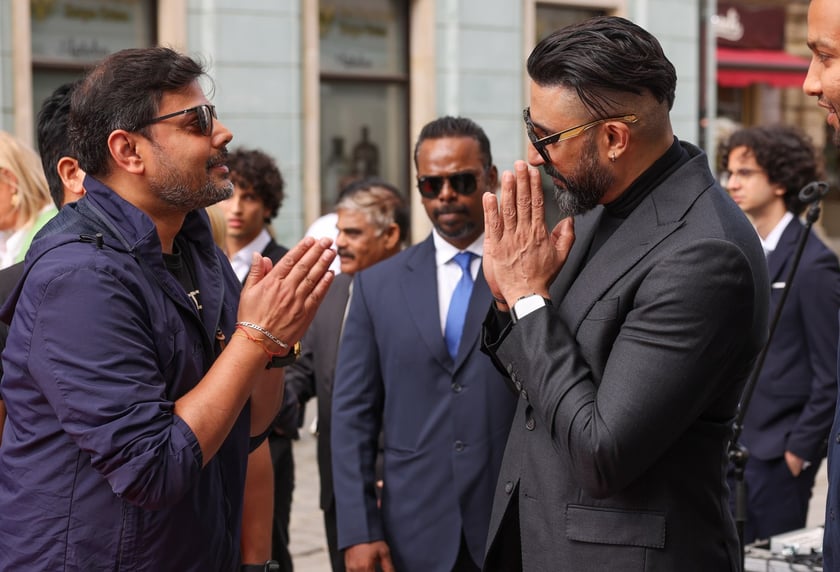 Uroczystość odsłonięcia tablicy na cześć Amithaba Bachchana przez jego syna Abhisheka Bachchana u zbiegu ul. Kuźniczej i Wita Stwosza