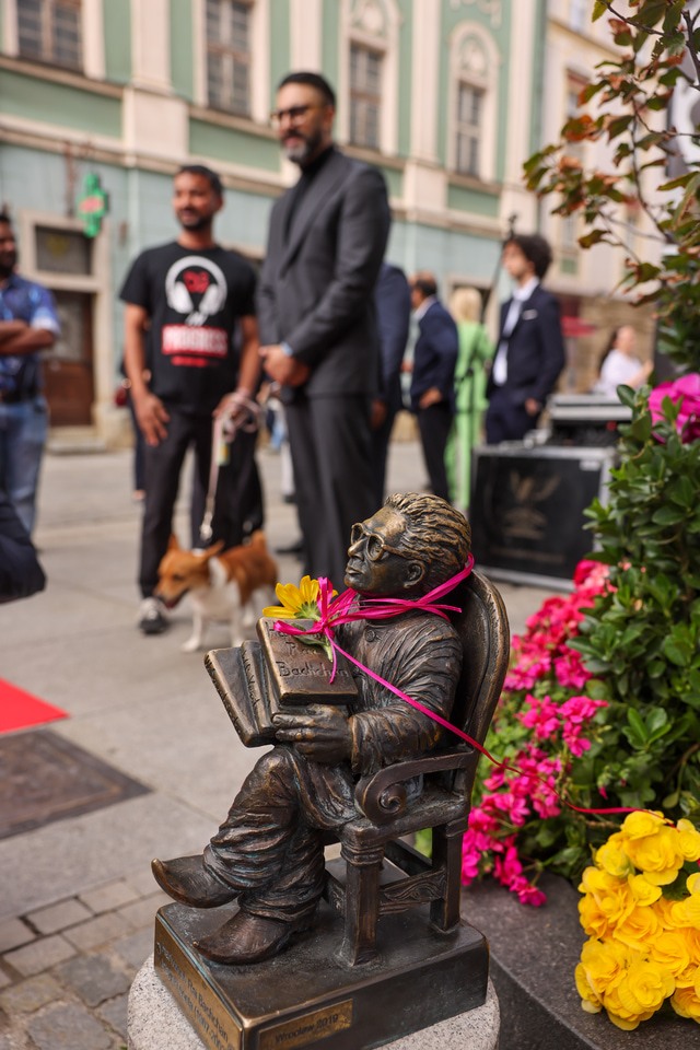 Uroczystość odsłonięcia tablicy na cześć Amithaba Bachchana przez jego syna Abhisheka Bachchana u zbiegu ul. Kuźniczej i Wita Stwosza