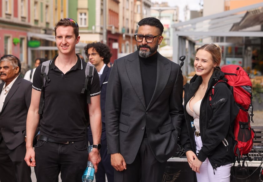 Uroczystość odsłonięcia tablicy na cześć Amithaba Bachchana przez jego syna Abhisheka Bachchana u zbiegu ul. Kuźniczej i Wita Stwosza