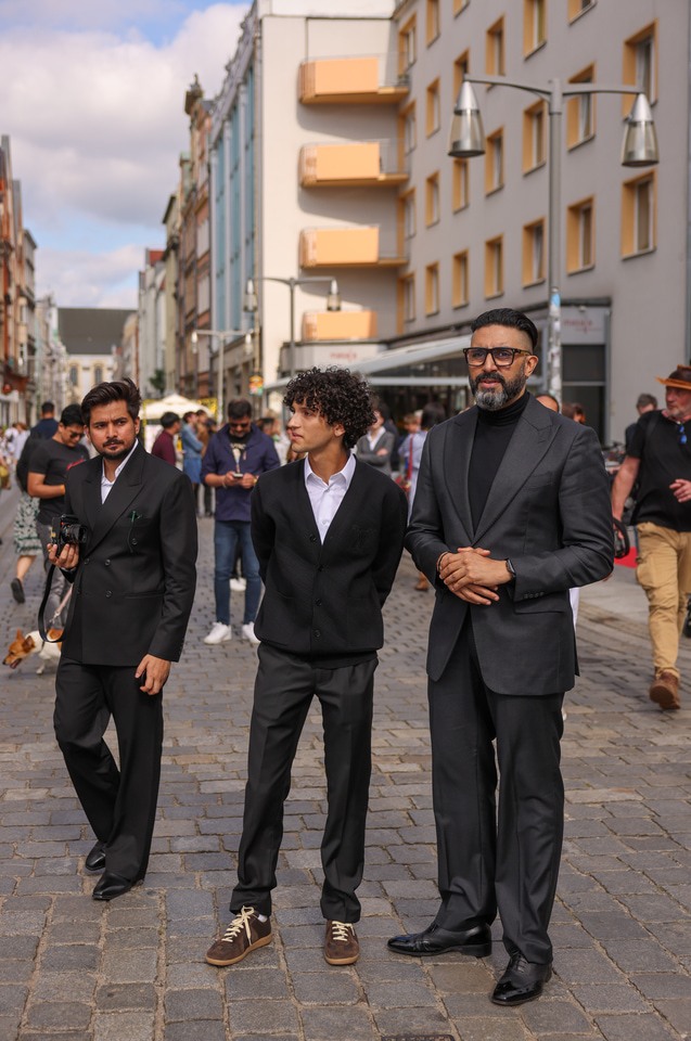 Uroczystość odsłonięcia tablicy na cześć Amithaba Bachchana przez jego syna Abhisheka Bachchana u zbiegu ul. Kuźniczej i Wita Stwosza