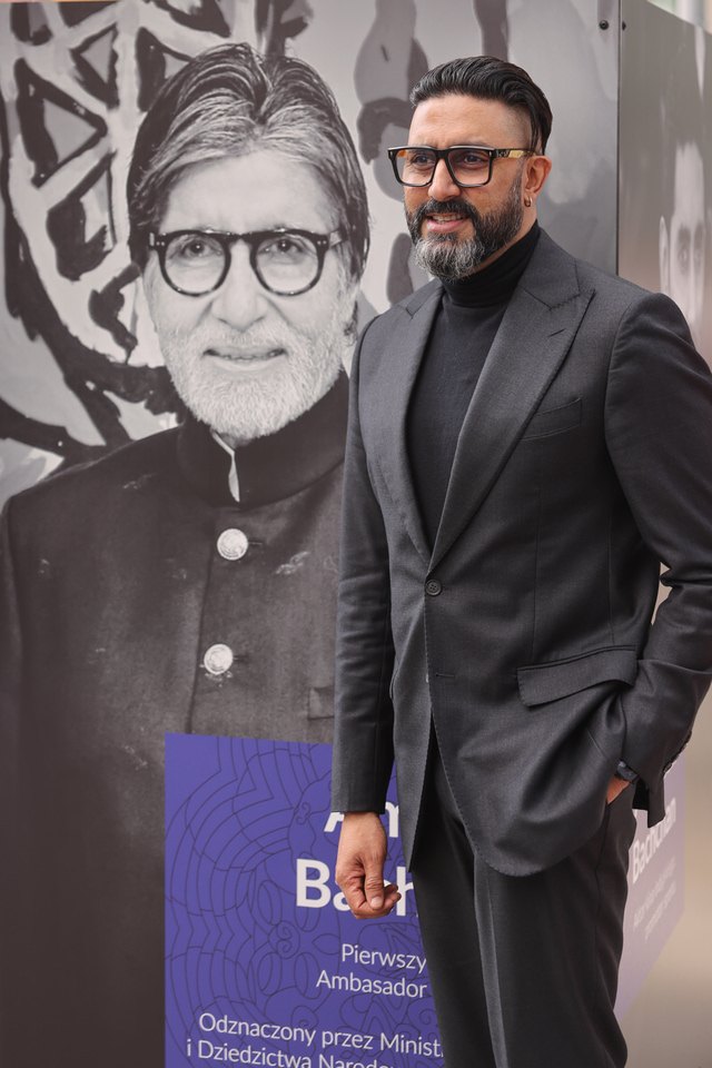 Uroczystość odsłonięcia tablicy na cześć Amithaba Bachchana przez jego syna Abhisheka Bachchana u zbiegu ul. Kuźniczej i Wita Stwosza