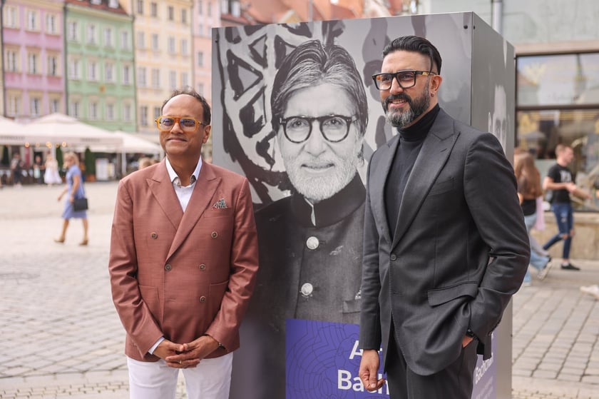 Uroczystość odsłonięcia tablicy na cześć Amithaba Bachchana przez jego syna Abhisheka Bachchana u zbiegu ul. Kuźniczej i Wita Stwosza