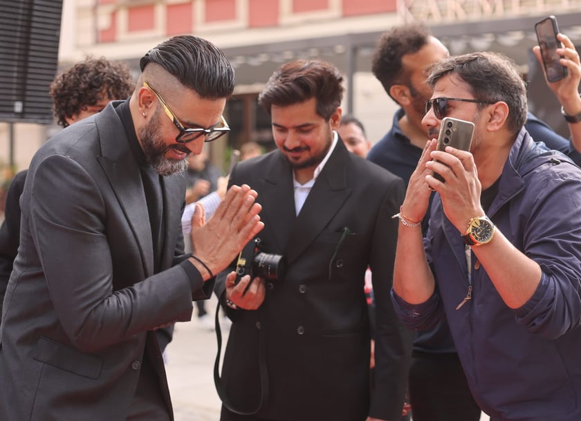 Uroczystość odsłonięcia tablicy na cześć Amithaba Bachchana przez jego syna Abhisheka Bachchana u zbiegu ul. Kuźniczej i Wita Stwosza