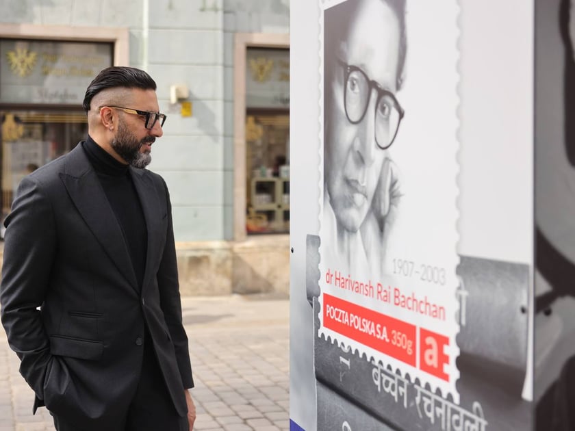 Uroczystość odsłonięcia tablicy na cześć Amithaba Bachchana przez jego syna Abhisheka Bachchana u zbiegu ul. Kuźniczej i Wita Stwosza