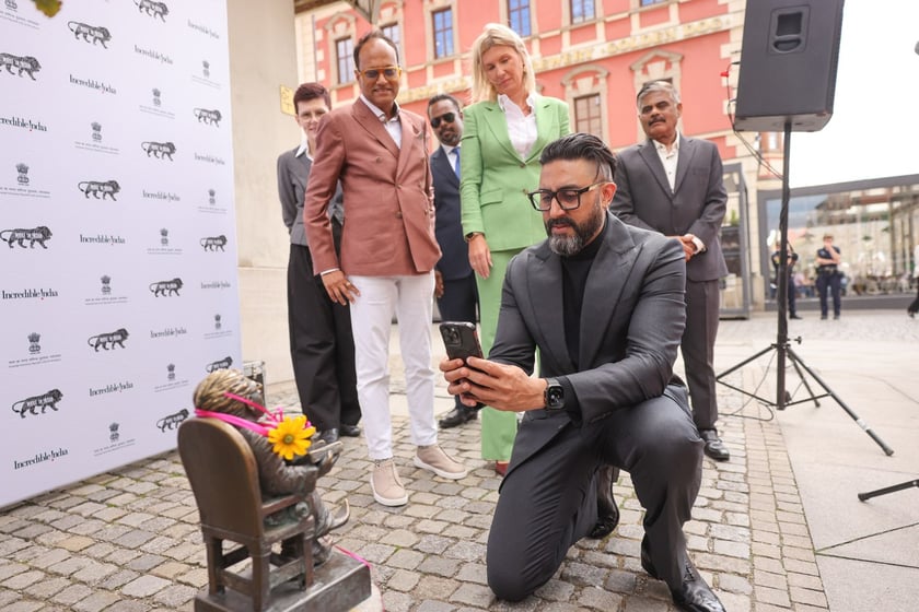 Uroczystość odsłonięcia tablicy na cześć Amithaba Bachchana przez jego syna Abhisheka Bachchana u zbiegu ul. Kuźniczej i Wita Stwosza