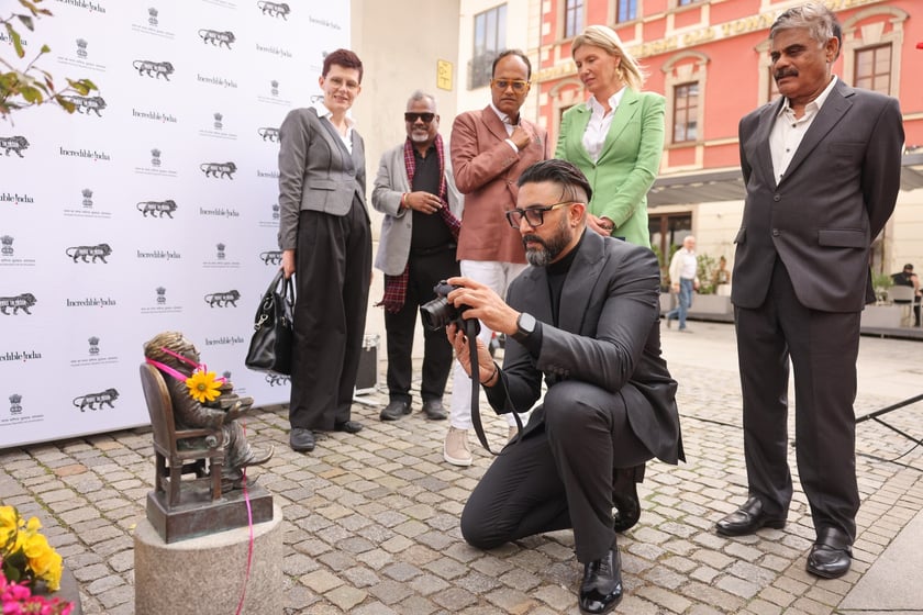 Uroczystość odsłonięcia tablicy na cześć Amithaba Bachchana przez jego syna Abhisheka Bachchana u zbiegu ul. Kuźniczej i Wita Stwosza
