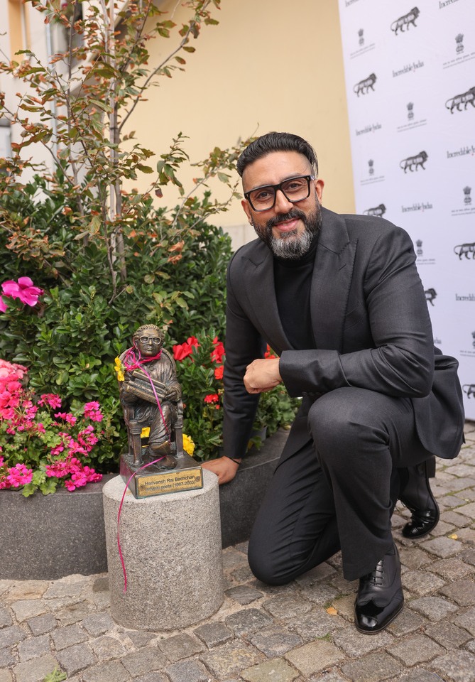 Uroczystość odsłonięcia tablicy na cześć Amithaba Bachchana przez jego syna Abhisheka Bachchana u zbiegu ul. Kuźniczej i Wita Stwosza