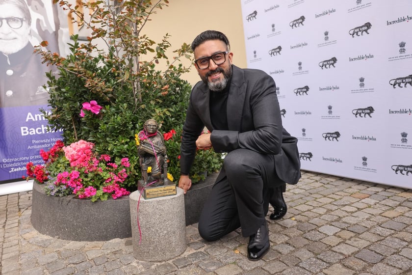 Uroczystość odsłonięcia tablicy na cześć Amithaba Bachchana przez jego syna Abhisheka Bachchana u zbiegu ul. Kuźniczej i Wita Stwosza