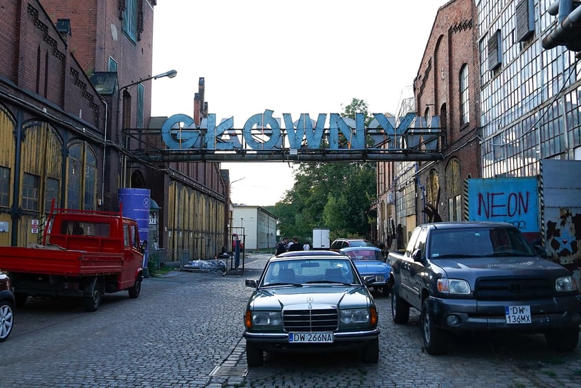 Backstage galerii Neon Side - tu trzymane są niewyeksponowane wrocławskie neony z dawnych lat