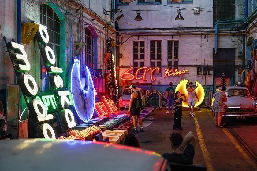 Backstage galerii Neon Side - tu trzymane są niewyeksponowane wrocławskie neony z dawnych lat