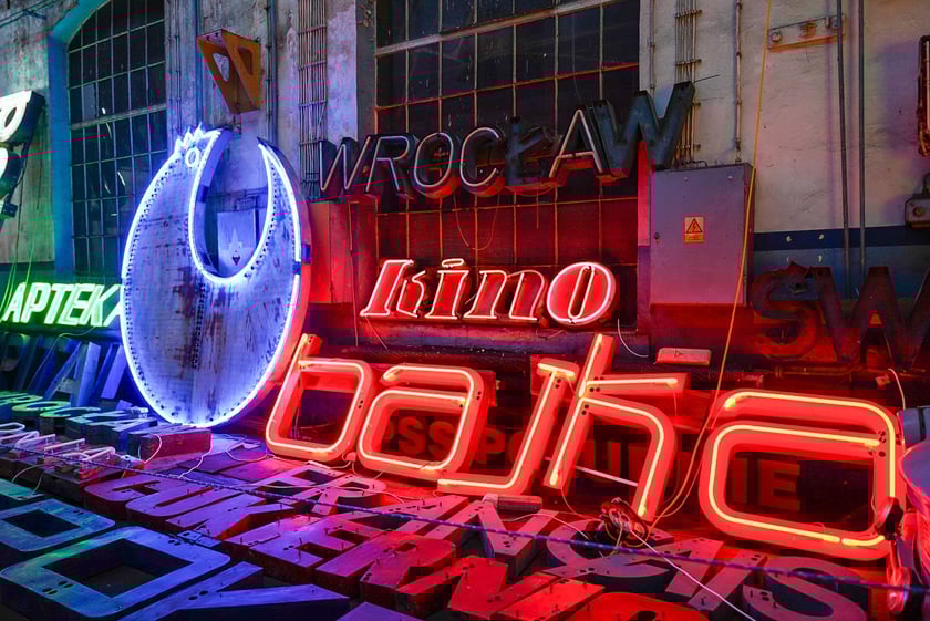 Backstage galerii Neon Side - tu trzymane są niewyeksponowane wrocławskie neony z dawnych lat