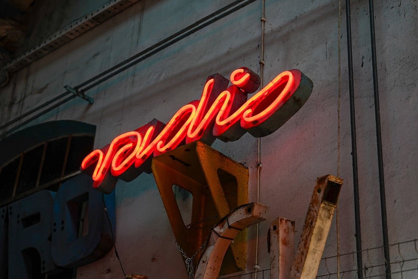 Backstage galerii Neon Side - tu trzymane są niewyeksponowane wrocławskie neony z dawnych lat