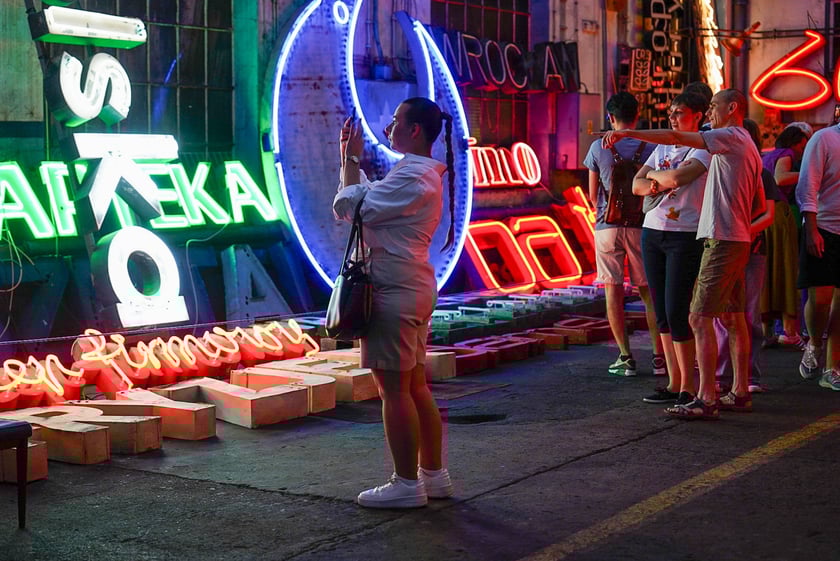 Backstage galerii Neon Side - tu trzymane są niewyeksponowane wrocławskie neony z dawnych lat