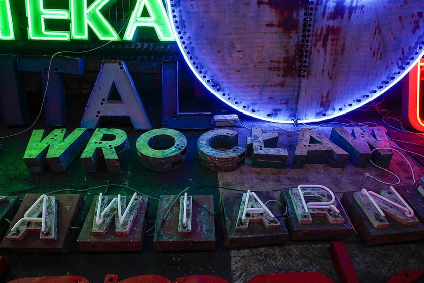 Backstage galerii Neon Side - tu trzymane są niewyeksponowane wrocławskie neony z dawnych lat