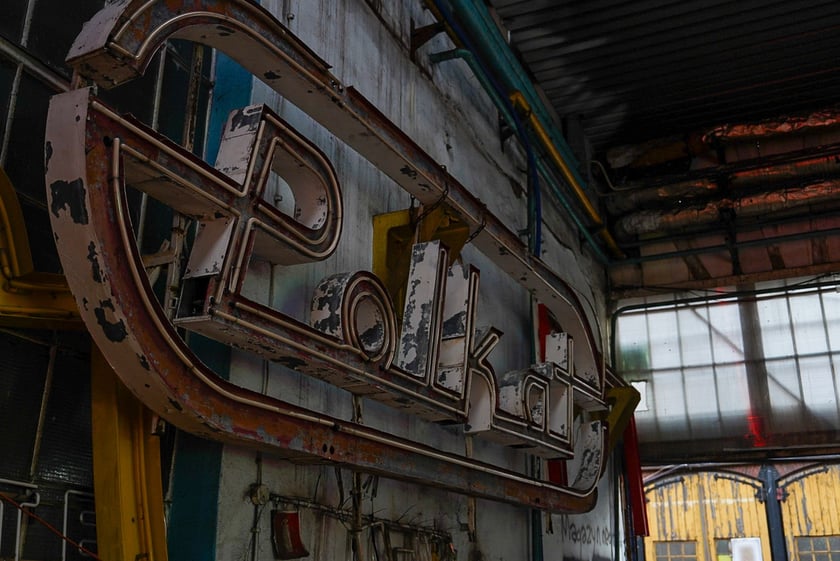 Backstage galerii Neon Side - tu trzymane są niewyeksponowane wrocławskie neony z dawnych lat
