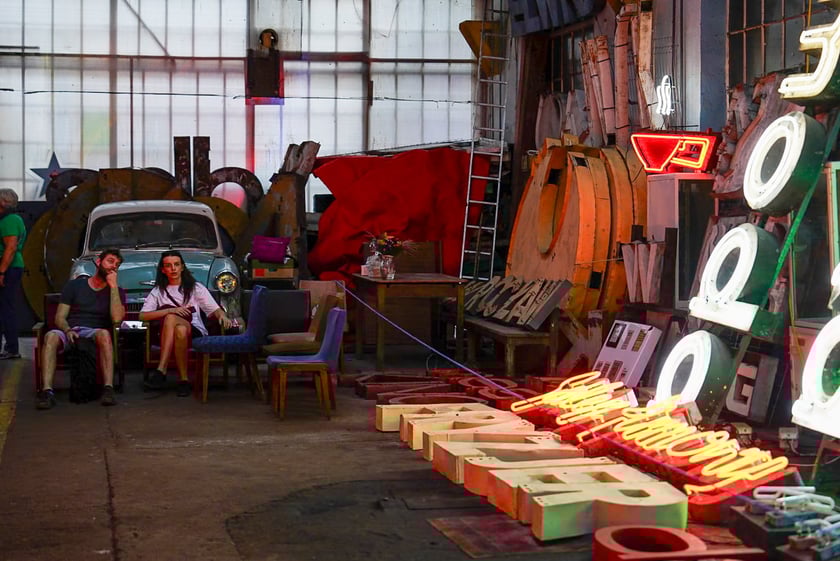 Backstage galerii Neon Side - tu trzymane są niewyeksponowane wrocławskie neony z dawnych lat