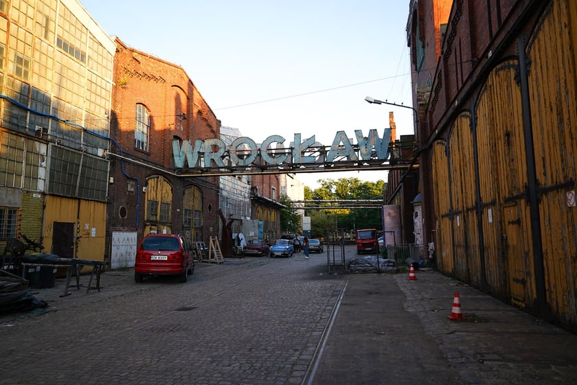 Backstage galerii Neon Side - tu trzymane są niewyeksponowane wrocławskie neony z dawnych lat