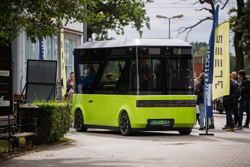 Autonomiczny pojazd Blees BB-1 na cmentarzu Osobowickim