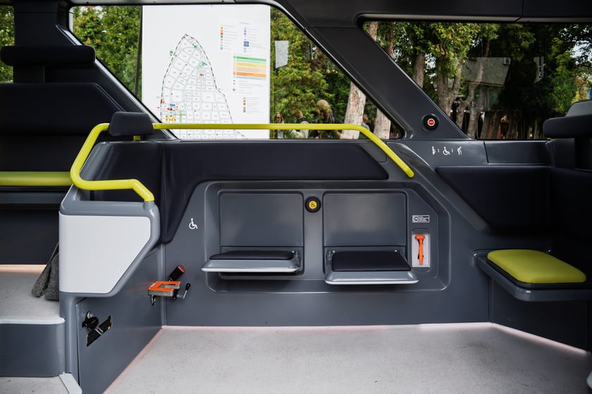 Autonomiczny pojazd Blees BB-1 na cmentarzu Osobowickim