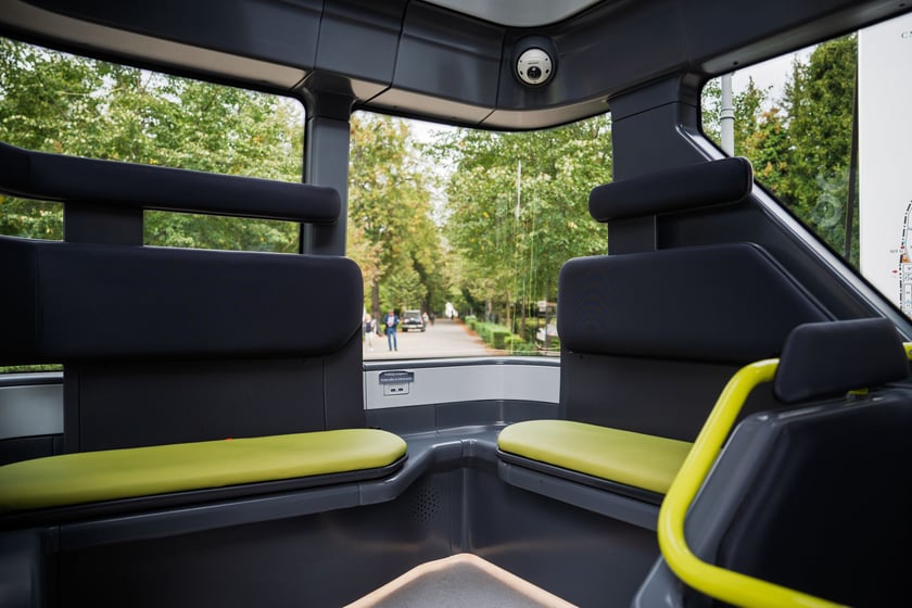 Autonomiczny pojazd Blees BB-1 na cmentarzu Osobowickim