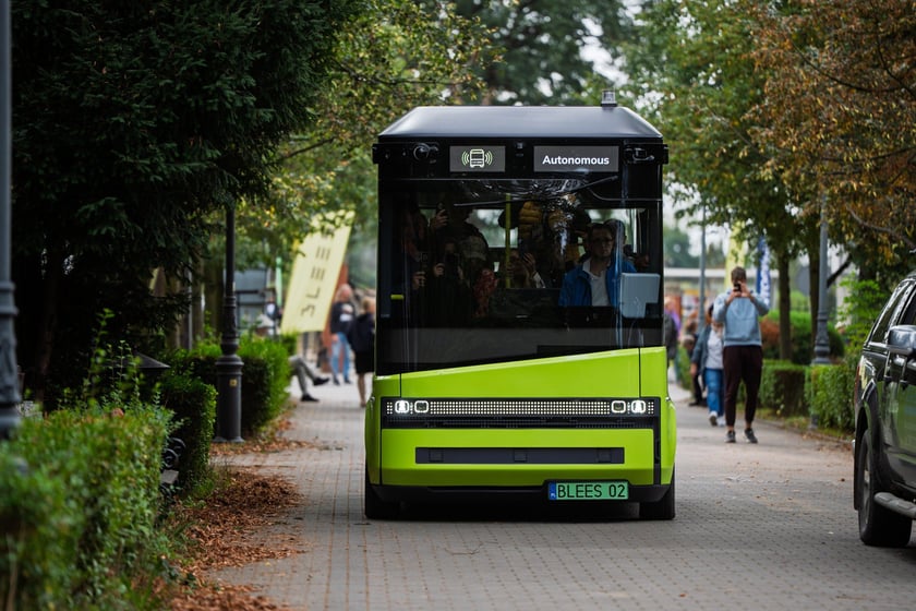 Autonomiczny pojazd Blees BB-1 na cmentarzu Osobowickim