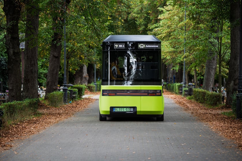 Autonomiczny pojazd Blees BB-1 na cmentarzu Osobowickim