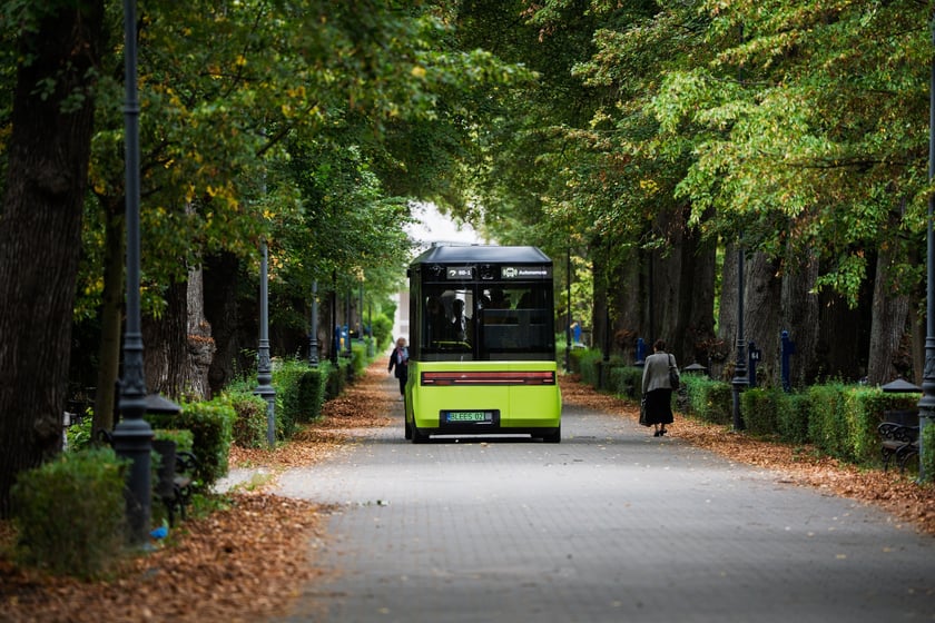 Autonomiczny pojazd Blees BB-1 na cmentarzu Osobowickim