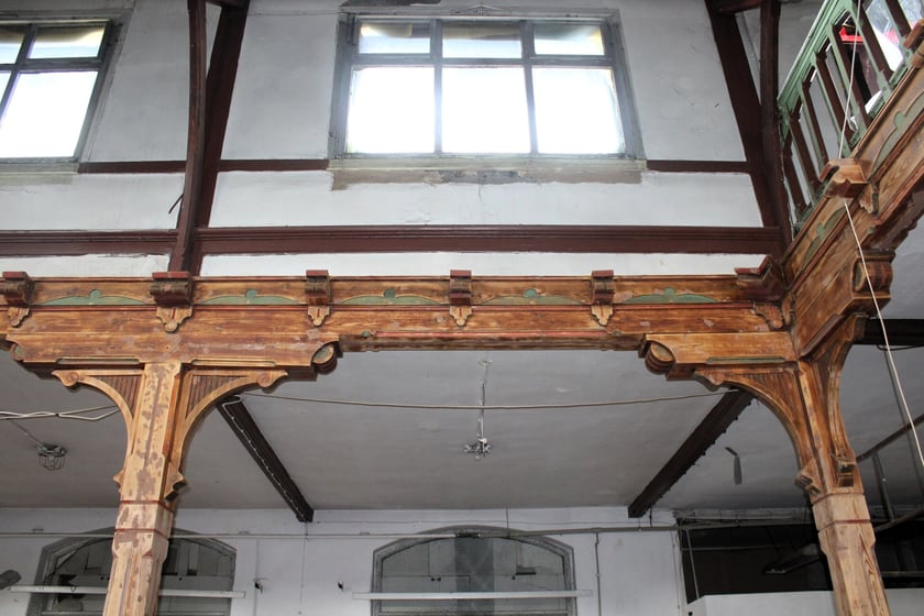 Odsłonięto oryginalne warstwy malarskie wielobarwnego wystroju dawnej XIX-wiecznej sali restauracyjno-tanecznej