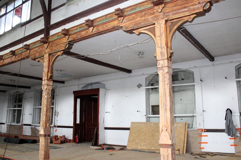 Odsłonięto oryginalne warstwy malarskie wielobarwnego wystroju dawnej XIX-wiecznej sali restauracyjno-tanecznej