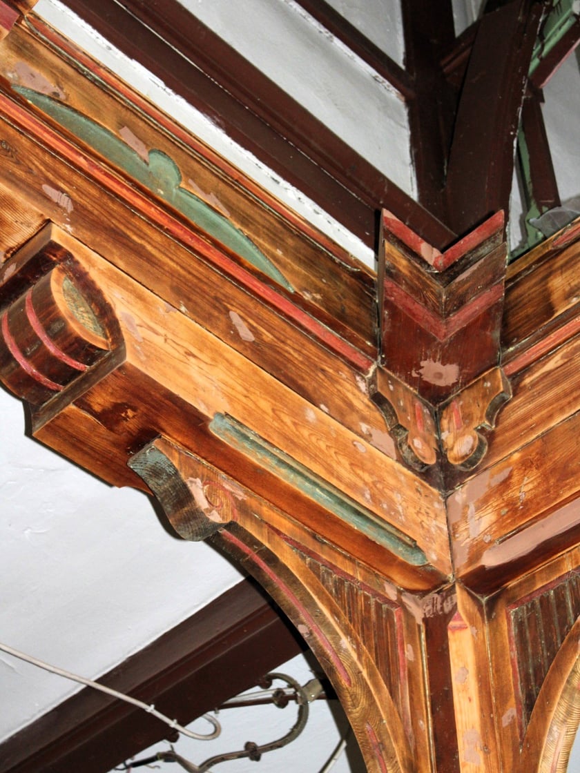 Odsłonięto oryginalne warstwy malarskie wielobarwnego wystroju dawnej XIX-wiecznej sali restauracyjno-tanecznej