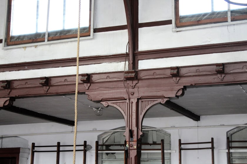 Odsłonięto oryginalne warstwy malarskie wielobarwnego wystroju dawnej XIX-wiecznej sali restauracyjno-tanecznej