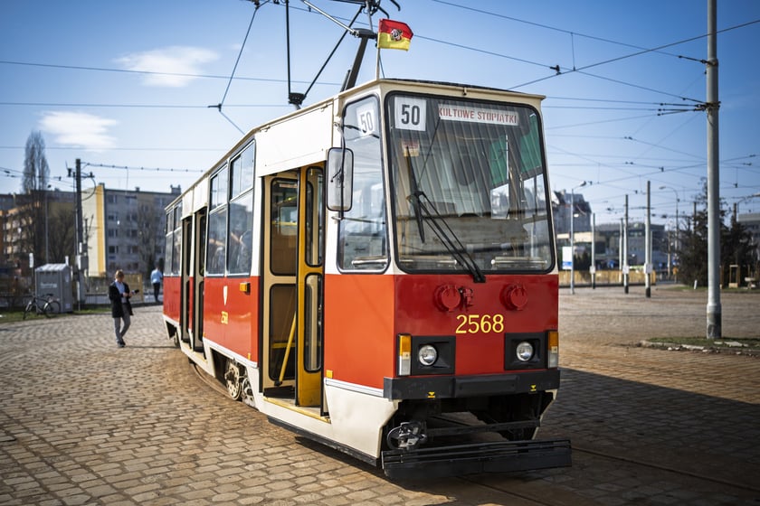 Klasyczny tramwaj Konstal 105 należący do wrocławskiego Klubu Sympatyków Transportu Miejskiego