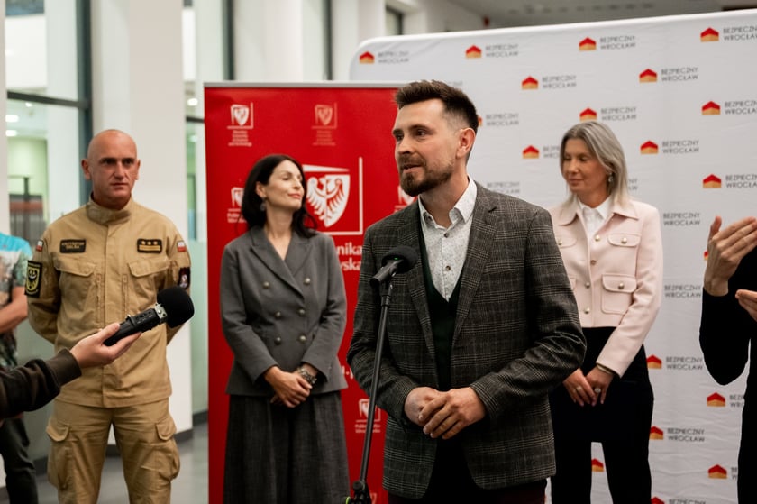 Na zdjęciach 3. Festiwal Pierwszej Pomocy na Politechnice Wrocławskiej &ndash; m&oacute;wi Jarosław Sowizdraniuk, ratownik i nauczyciel akademicki na Wydziale Medycznym Politechniki Wrocławskiej