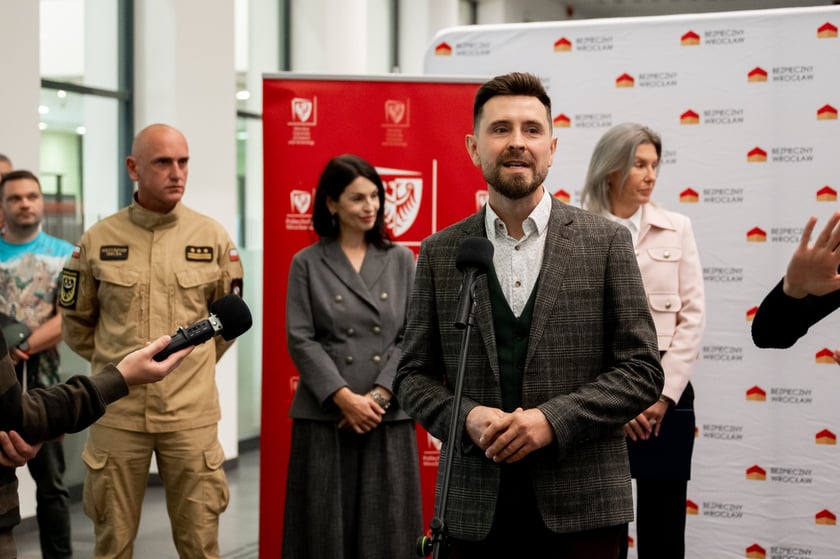 Na zdjęciach 3. Festiwal Pierwszej Pomocy na Politechnice Wrocławskiej &ndash; m&oacute;wi Jarosław Sowizdraniuk, ratownik i nauczyciel akademicki na Wydziale Medycznym Politechniki Wrocławskiej