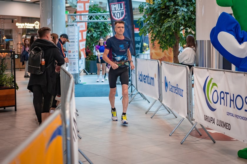 Uczestnicy 10. Sky Tower Run we Wrocławiu