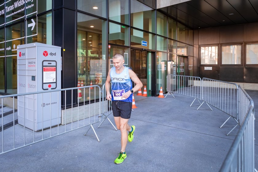 Uczestnicy 10. Sky Tower Run we Wrocławiu
