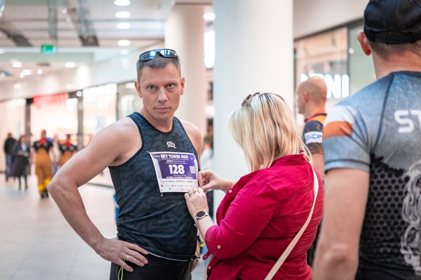 Uczestnicy 10. Sky Tower Run we Wrocławiu