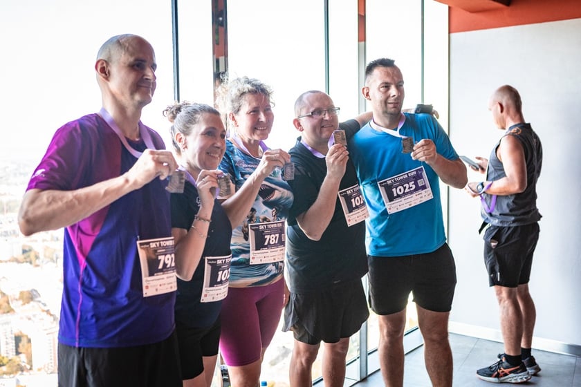 Uczestnicy 10. Sky Tower Run we Wrocławiu