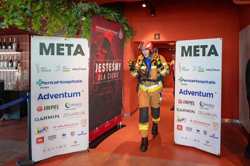 Uczestnicy 10. Sky Tower Run we Wrocławiu