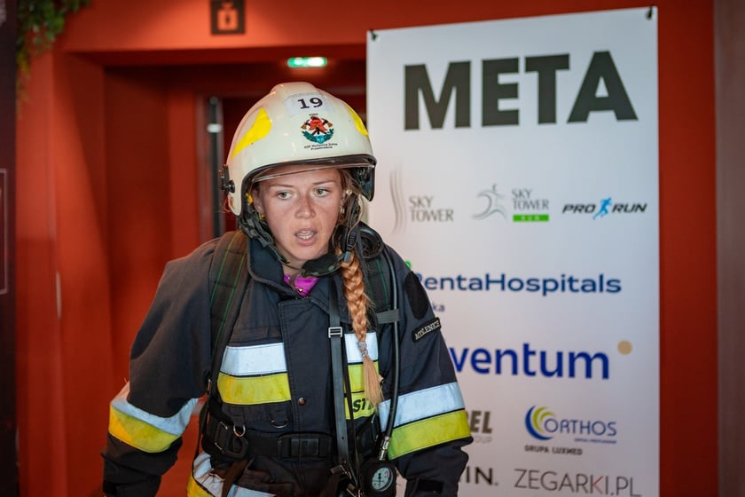 Uczestnicy 10. Sky Tower Run we Wrocławiu