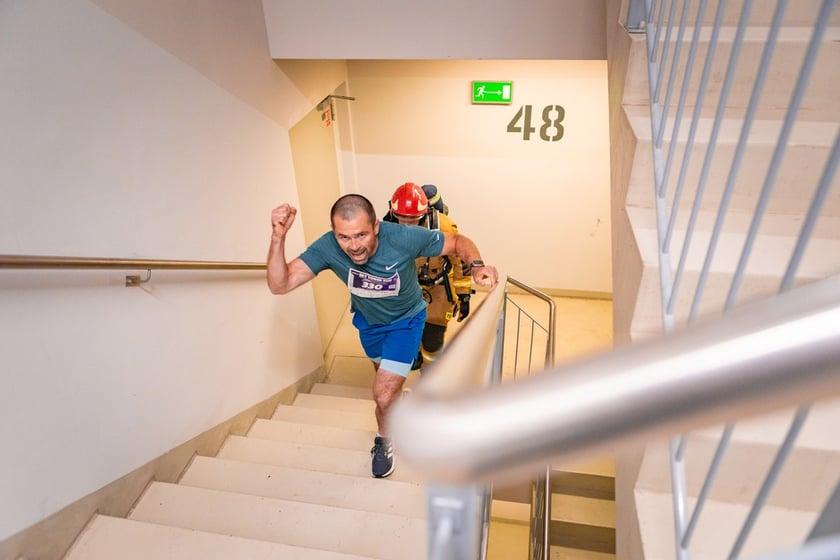 Uczestnicy 10. Sky Tower Run we Wrocławiu