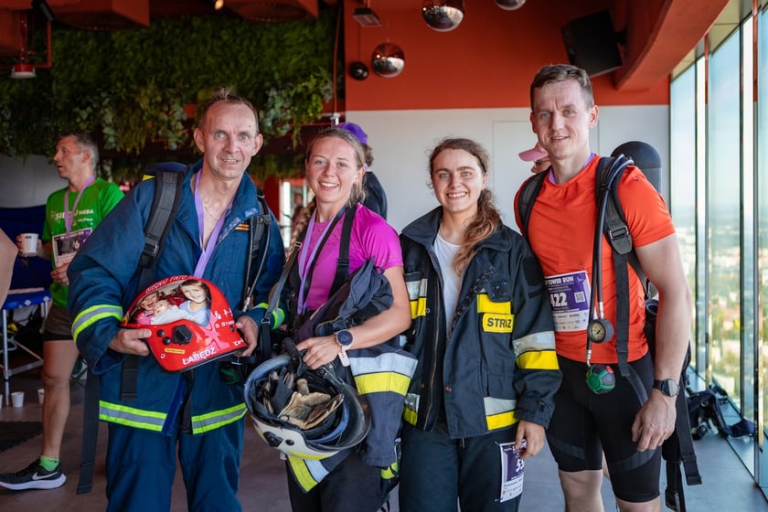 Uczestnicy 10. Sky Tower Run we Wrocławiu