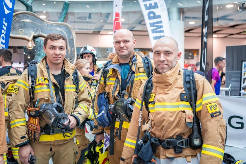 Uczestnicy 10. Sky Tower Run we Wrocławiu