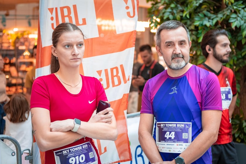 Uczestnicy 10. Sky Tower Run we Wrocławiu