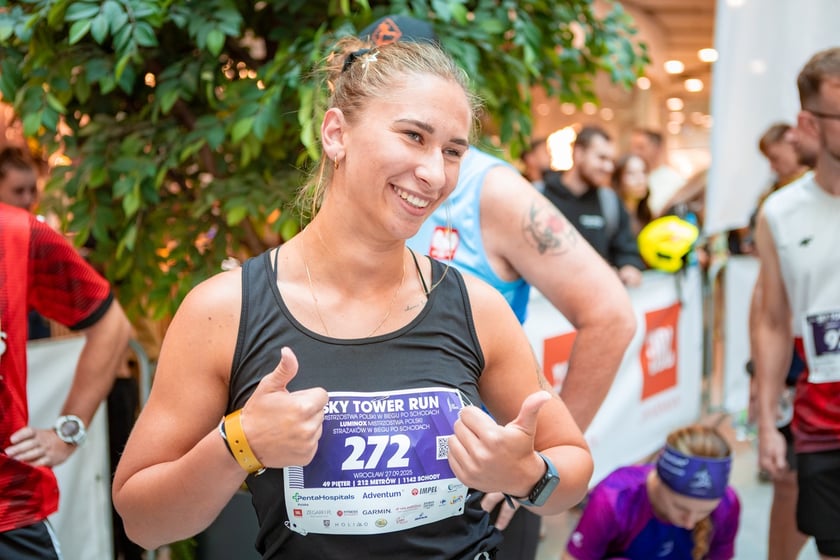 Uczestnicy 10. Sky Tower Run we Wrocławiu