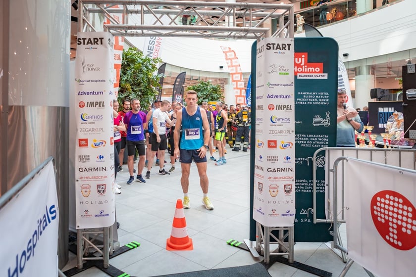 Uczestnicy 10. Sky Tower Run we Wrocławiu
