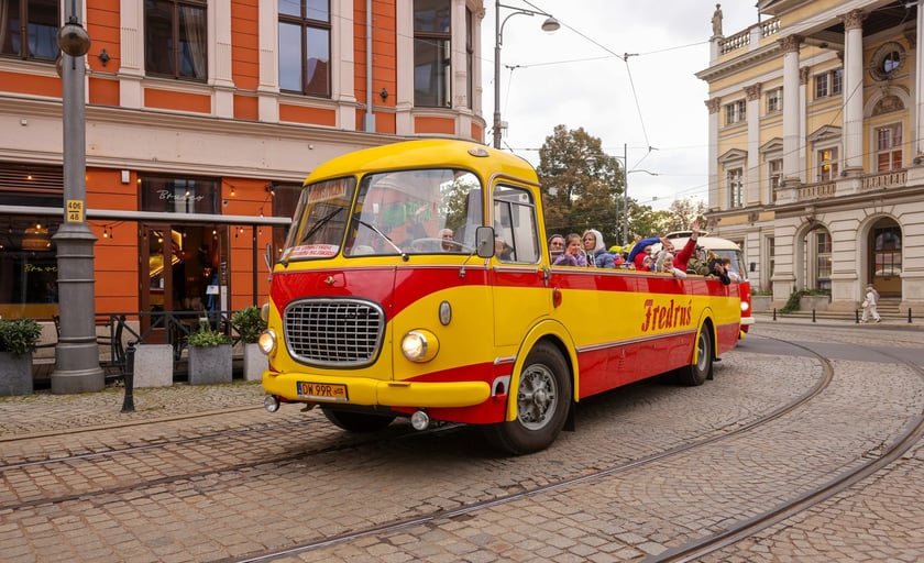 Zabytkowe tramwaje i autobusy podczas wielkie parady we Wrocławiu, 27.09.2025 r.
