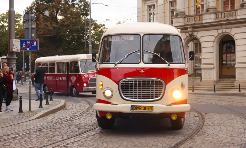 Zabytkowe tramwaje i autobusy podczas wielkie parady we Wrocławiu, 27.09.2025 r.