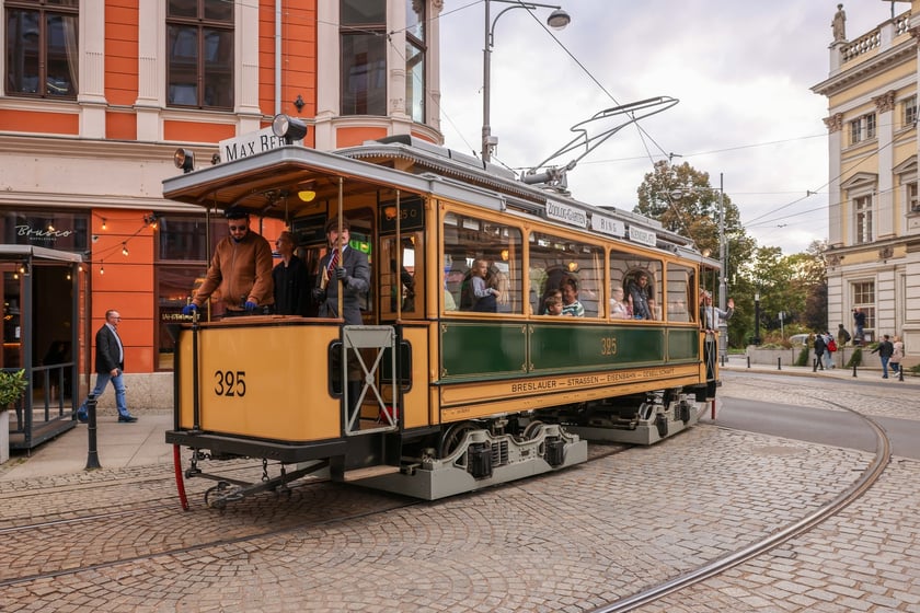 Zabytkowe tramwaje i autobusy podczas wielkie parady we Wrocławiu, 27.09.2025 r.